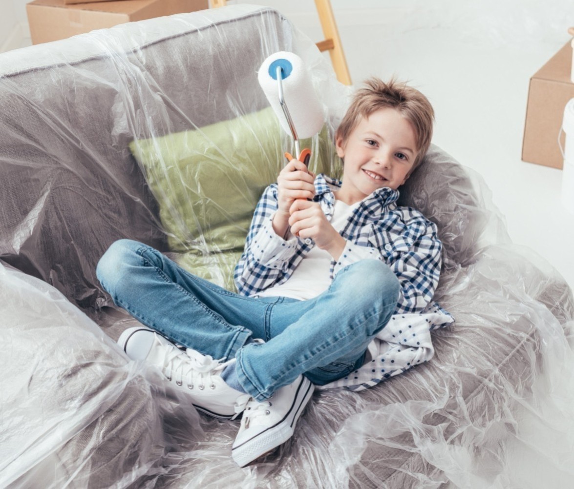 Niño jugando con un rodillo