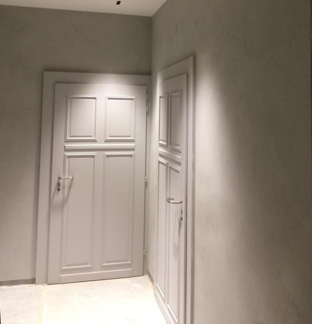 Corridor avec portes blanches